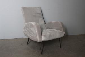 Poltrona anos 50 Mid Century “ Gigi Radice “ cor cinza. Pernas de ferro.